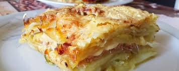 senza fonte si tratta di uno sformato a base di melanzane , patate e carne tritata in diversi strati, da cuocere in forno, guarnito con una spessa copertura di besciamella, ma ne esistono numerose varianti basate su zucchine ed altre verdure, aromatizzate con spezie a piacimento, ad esempio con l' aneto ). Parmigiana Di Patate Senza Besciamella Ricetta Super Golosa