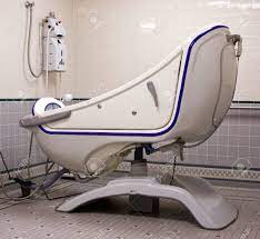 Ecke badewanne whirlpool massage badewanne für alte menschen und behinderte menschen spaziergang in badewanne. Behinderte Fiberglas Badewanne Mit Einem Tur In Einem Gefliesten Badezimmer Lizenzfreie Fotos Bilder Und Stock Fotografie Image 8466032