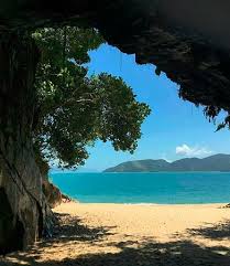 A praia, em seu extremo sul, onde me encontrava naquele momento, terminava em uma enorme gruta e profunda, onde a água da praia entrava na lateral, formando um riacho fino que terminava numa das paredes da gruta. Gruta Que Chora Praia Da Sununga Picture Of Pousada Tribo Ubatuba Hostel Ubatuba Tripadvisor