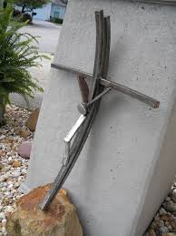 Crosses Made Of Scrap Iron By Artist Catherine Partain At Crossesbycatherine Com Candelabros De Metal Decoracion En Hierro Esculturas De Metal
