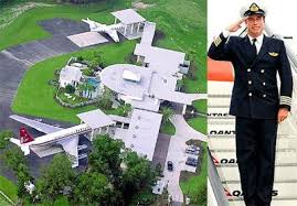 John Travolta The High Flying Star Of Pulp Fiction Is Also Somewhat Of An Avid Pilot As One Look John Travolta House Florida Mansion Celebrity Houses