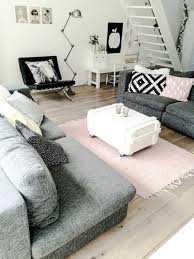 Graue Sofas Rosa Teppich Ein Couchtisch In Weisser Farbe Aus Europaletten Woh Wohnzimmer Einrichten Kleines Wohnzimmer Einrichten Wohnzimmer Einrichten Ideen