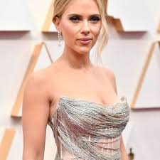 She began acting as a child, and her role in the movie the horse whisperer brought her critical acclaim at age 13. Scarlett Johansson Promiflash De