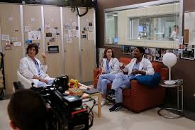 Brillante primario del reparto di medicina interna, ha una doppia fama, perché quella di essere professionalmente geniale si accompagna al suo ben noto dispotismo sull'ambiente di lavoro, sia con i colleghi che nei confronti dei. Doc Nelle Tue Mani I Nuovi Episodi Della Serie La Repubblica