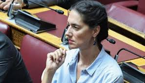 Σπούδασε χορό στην κρατική σχολή ορχηστικής τέχνης και σχέδιο μόδας στη σχολή βελουδάκη. Nonh Doynia H Prwth Bolta Meta To Sobaro Xeiroyrgeio Kai H Epistrofh Ths Sth Boylh Irafina