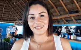 Adriana Chacón es una joven empresaria del puerto de Manzanillo. Se le vio  participar, en forma entusiasta, en la reciente contienda electoral como  candidata a la presidencia municipal.