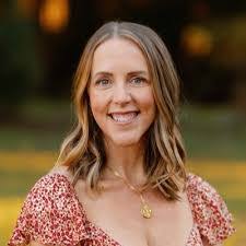 Elisabeth White's Instagram, Twitter & Facebook