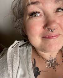 Nä, jag har inte kammat mig. Ja, jag har pyjamas på. Hoppas ni har en fin  kväll! Edit; Ingen mening att skicka vänförfrågan. Addar inte där det inte  finns någon som helst