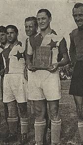 Quando giocava lui il premio della scarpa d'oro europea non era ancora stata istituito, ma se tale riconoscimento fosse già esistito, lui. Josef Bican Wikipedie