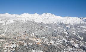 Après une journée passée sur les pistes généreusement ensoleillées, on se retrouve dans un des nombreux pubs de la station avant de faire. An Expert Guide To Ski Holidays In Crans Montana Switzerland Telegraph Travel