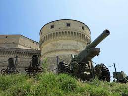 I torrioni di forma cilindrica sono rinascimentali e disegnati dall'architetto ed ingegnere militare francesco di giorgio martini. Rocca Di San Leo Mappa Orari E Contatti Romagna Net