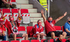 Manželka kapitána hc oceláři třinec petra vrány (35) před několika dny zemřela, když chtěla pomoci štěněti na zamrznuté údolní nádrži slezská harta. Hc Ocelari Trinec Fanousci Ruik