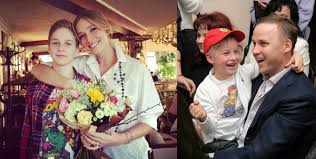 Видно, что снимок был сделан на пляже, на фоне моря. Biografiya Kati Osadchej Lichnaya Zhizn Foto Interesnye Fakty