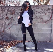 3 991 Likes 34 Comments Yvette G Fashion Fitness Yvetteg23 On Instagram All Black White Black And White Tees Fashion Womens Spring Fashion Outfits