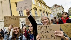 Státní maturita z češtiny online. Uredni Maturita Neni Ani Pro Sestricky Zkouska Je Dulezita Mini Skoly Idnes Cz