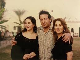 تفاجأ الحضور في عزاء الممثل الراحل نور الشريف، الذي أقيم مساء الجمعة 14 أغسطس بمسجد عمر مكرم، بحضور ابنته مي نور الشريف بملابس بيضاء اللون. ØµÙˆØ±Ø© Ù„Ù€ Ù…ÙŠ Ù†ÙˆØ± Ø§Ù„Ø´Ø±ÙŠÙ Ø¨Ø¹Ø¯ ÙˆÙ„Ø§Ø¯ØªÙ‡Ø§ Ù…Ø¨Ø§Ø´Ø±Ø© ÙÙŠ Ø£Ø­Ø¶Ø§Ù† Ø®Ø§Ù„ØªÙ‡Ø§ Ù†ÙˆØ±Ø§ Ù…Ø¬Ù„Ø© Ø³ÙŠØ¯ØªÙŠ
