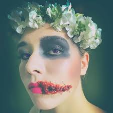 Gruselige Halloween Grusse Von Einer Creepy Braut Beatrice Beatrice Korff Hat Schaurig Gezaubert Haarkranz In 2020 Halloween Face Halloween Face Makeup Face Makeup