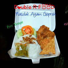 Ini karena nasi uduk dimasak setengah matang (diaron) dulu dengan santan dan berbagai bumbu lain seperti daun jeruk, lengkuas, serai, dan daun salam. Nasi Uduk Fillet Ayam Geprek Murah Shopee Indonesia