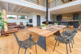 Modernes Wohn Und Esszimmer Mit Galerie Kamin Küche