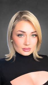 Amanda Kingston's Instagram, Twitter & Facebook