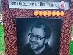 Hermoso y mágico gesto: Padres decoraron la tumba de su hijo como si fuera  una carta «Yu-Gi-Oh!»