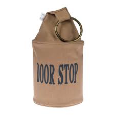 Ces deux chats tout en élégance et en finesse, conviendront parfaitement pour une décoration de salon, une décoration d'entrée ou une cale porte très tendance 2019 en forme de licorne x 2 en tissu et sable (18cm). Cale Porte En Tissu Marron Et Noir Avec Anneau