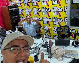 Estamos aquí de 6 a 10 AM por @megamixperu mi familia 🙌🏽😂🐊  #cocodrilosincola #Bradpitdelaschoclonas #ZacEfrondecollique