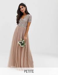 La robe longue s'inscrit comme la tenue pour affronter toutes les saisons avec style et efficacité. Robes Longues Robe Maxi Et Robe De Soiree Longue Asos