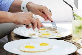 Hal ini karena putih telur hanya mengandung 17 kalori dan bebas lemak. 7 Manfaat Makan Telur Bagi Kesehatan Hello Sehat