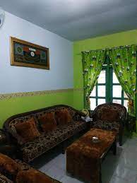 Nah, yang pertama adalah kita harus bermain dengan warna, percaya atau tidak ternyata warna itu bisa memanipulasi kesan luas. Ruang Tamu Minimalis Sederhana Bikin Seger Ruangan Omfent