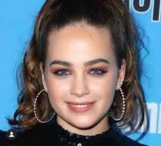 Not crazy about Sam but love Mary's bright blue eyes : r/cobrakai