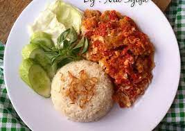 Hidangkan nasi uduk dengan lauk pelengkap seperti ayam atau ati ampela goreng kuning, tahu goreng, tempe goreng, kemudian tambah lalapan apabila sudah harum, masukkan daging ayam, daun buruk, daun salam, serai geprek, serta lada bubuk. Resep Ayam Geprek Crispy Oleh Nia Syifa Cookpad Foap Com Ayam Geprek Fried Chicken With Chili Stock Photo By Cecap Ulang Peluang Ayam Resep Ayam Ayam Makanan