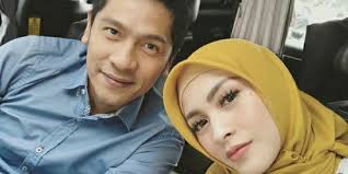 Namun ia kemudian memutuskan melepas hijabnya. Cantik Kenakan Hijab Ini 6 Potret Terbaru Ratu Rizky Nabila Yang Makin Memesona Merdeka Com