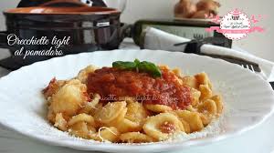 Tante sono le ricette di sughi e condimenti con cui potrete insaporirle, dal più classico ragù di carne a dei semplici pomodorini gratinati, alle verdure di stagione. Orecchiette Al Sugo Light Di Pomodori Freschi Ricetta Semplice 321 Calorie Giovi Light