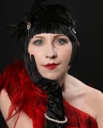 Artist Pam Jacob ( @pam.ology ) turns Model Annetta ( @bubble.tea.cosplay )  into a flapper in CMS' decades week! Learn makeup history and the evolution  of classic looks at CMS' Beauty course. #