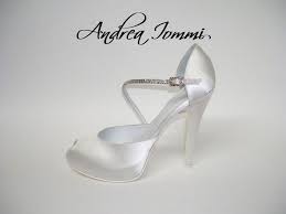 Queste scarpe cesare paciotti sono state il prezioso bottino del mio pomeriggio nell'outlet piazza di spagna; Scarpa Spuntata Con Swarovski In Raso Bianco Tacco 12 5 Cm Www Andreaiommi It Scarpe Da Sposa Scarpe Da Sposa Avorio Tacchi Da Sposa