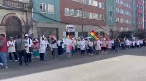 MÉDICOS MARCHAN EN EL CENTRO Y EXIGEN PAUSA HUMANITARIA A BLOQUEADORES, Personal de salud con mandiles blancos llegó al centro de La Paz para exigir a los bloqueadores una pausa que permita abastecer ...