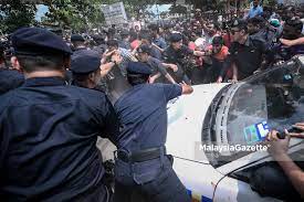 Menarik dalam kapsul berita hari ini; Kecoh Dan Hampir Tercetus Rusuhan Di Kuil Sri Maha Mariamman