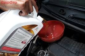Mobil menggunakan radiator untuk mendinginkan mesinnya, sedangkan sistem pendinginan motor terbagi dua, yaitu radiator dan angin. Bisakah Oli Mesin Motor Dipakai Untuk Mesin Mobil Gridoto Com