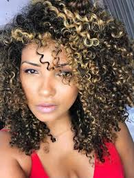 Pontas duplas em cabelo cacheado: o que são e 6 dicas de como evitar