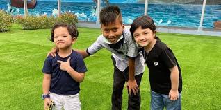 Namun, jurang bahasa dan komunikasi ini tidak mencacatkan pengalaman kami sewaktu tinggal bersama masyarakat yang terkenal dengan budaya sopan santun ini. Bak Saudara Kandung Ini 6 Momen Kebersamaan Arsy Dan Anak Angkat Ashanty Merdeka Com