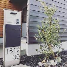 機能門柱 宅配ポスト ユニソンの機能門柱 色がかっこいい 質感もかっこいい そして お客様にご用意いただいたナンバープレートでオリジナリティな門柱になりました 外構プラン 外構デザイン エクステリアプランナー ガーデンエクステリアデザイン施工