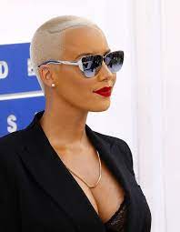 Amber rose de coiffure avec de longs cheveux noirs raides attire des réactions mitigées. Epingle Sur Shopping