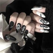 Estos 10 diseños de uñas para primavera son súper sencillos y los puedes hacer en casa, ¡aprovecha este tiempo para consentirte! Unas Acrilicas Negras Con Blanco