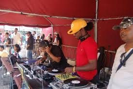 Member of wuworldwidedjcoalition, co host of da block, former pd at wcaa 107.3fm, dj at blaze1radio. Dj Nas T Et Dj Cro One Ile Maurice Hiphop Wake Up Entertainment