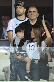 Roccuzzo was born in rosario, like messi, and is the cousin of the barcelona star's childhood friend lucas scaglia. Antonella Roccuzzo Mateo Messi Antonella Roccuzzo Photos Zimbio