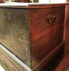 Grand Coffre Ou Malle De Rangement Sculpte H 96 Cm Projet de coffret avec sculpture je n'ai pas pris le temps de filmer la fabrication mais voila le résultat fait en chêne, frêne, noyer. grand coffre ou malle de rangement