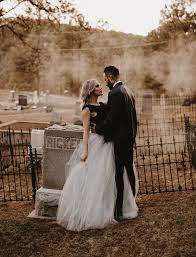 Historic Cemetery Vintage Details This Wedding Inspiration Is Downright Chilling Gree Haunted Wedding Funny Wedding Photography Fun Wedding Photography