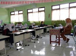 Guru matematika ini membuat suasana kelas menjadi sedikit heboh dengan video yang ia tampilkan di depan kelas. Guru Sehat Mengajar Di Sekolah Radar Bekasi