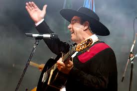 In 2001 chaqueño palavecino's por culpa de ser cantor reached the top 10 in argentina. Chaqueno Palavecino Wikipedia La Enciclopedia Libre